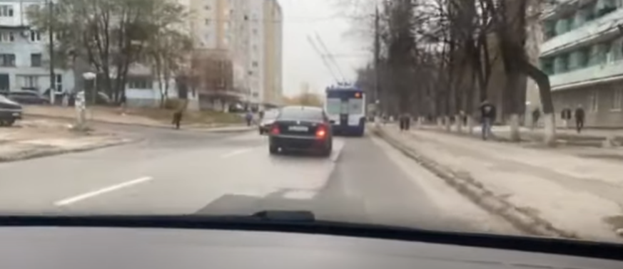 Virarea la stânga într-o intersecție nedirijată